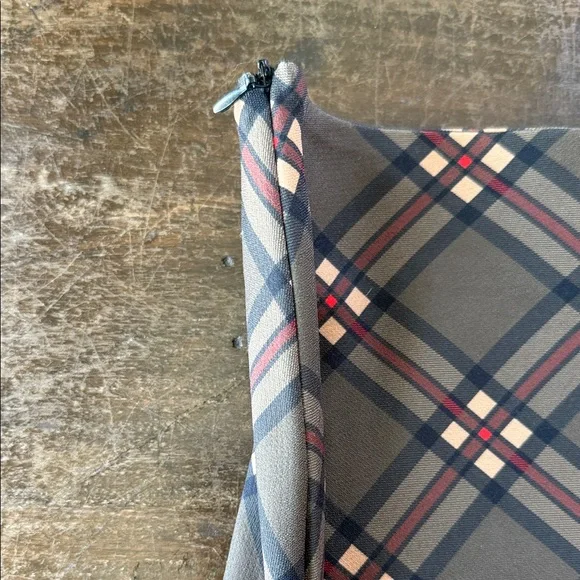 Stylish Mini Skirt in Black and Cream - Picture 6 of 9